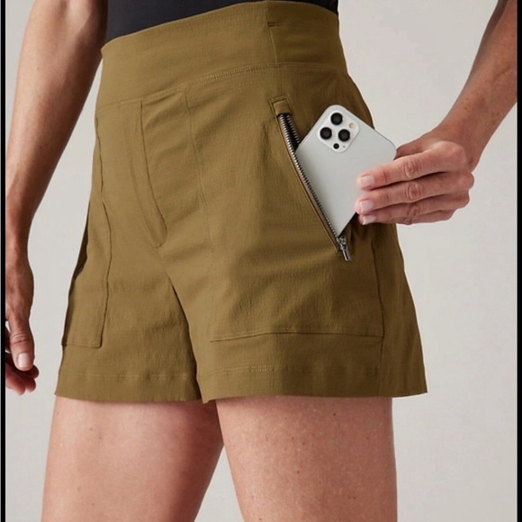 Athleta Pants - Athleta Olive Trekkie North Mid Rise Shorts Sz 14